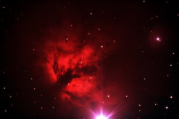 Bild mit Sternen und rotem Nebel